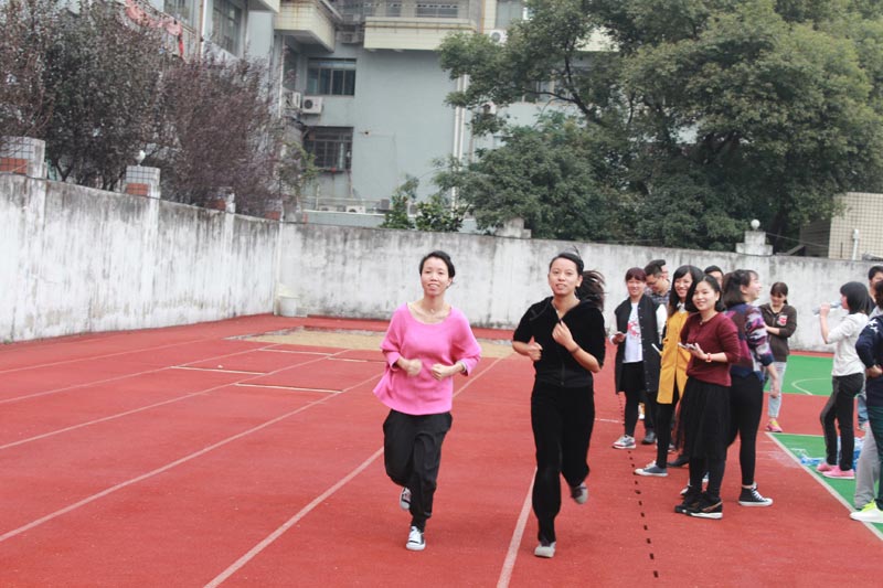 女子1000米长跑剪影